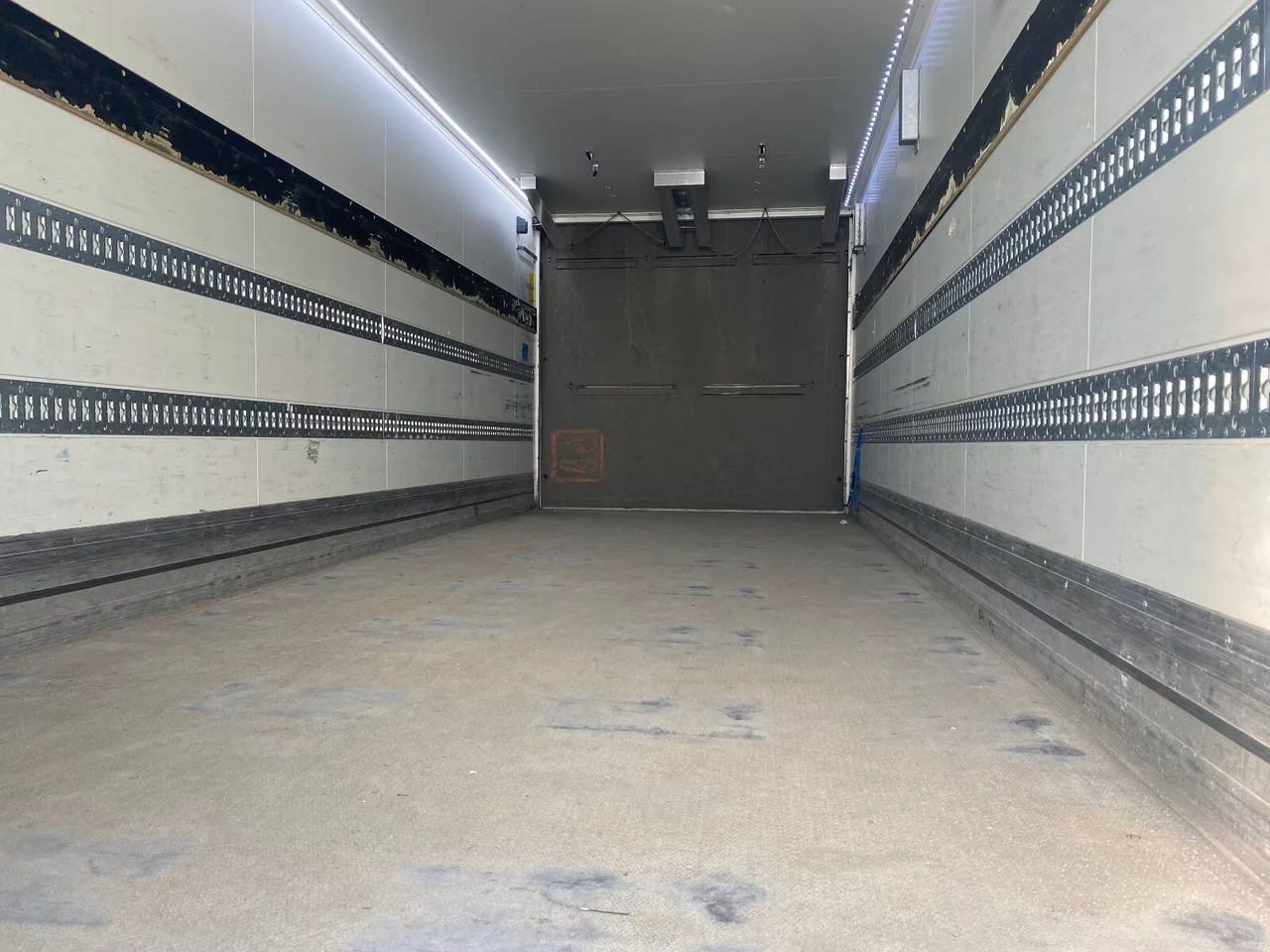 Kofferanhänger mit LBW Kofferanhänger mit LBW, Durchladesystem - Ρυμούλκα κόφα: φωτογραφία 4 Kofferanhänger mit LBW Kofferanhänger mit LBW, Durchladesystem - Ρυμούλκα κόφα: φωτογραφία 4