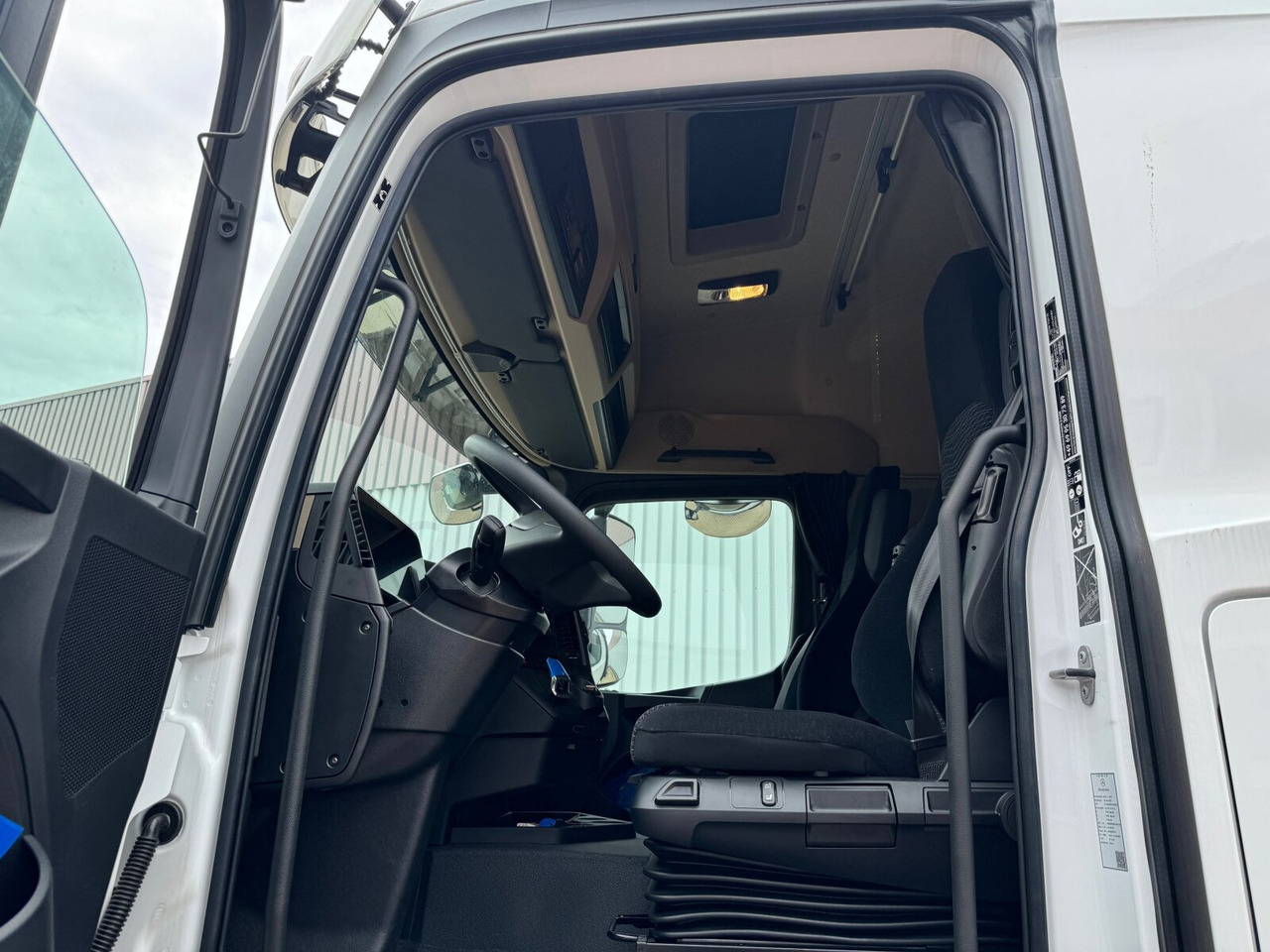 Interior photo 1: Καινούριο Φορτηγό σασί Mercedes-Benz Actros 2545 L 6x2 Actros 2545 L 6x2, Lenk-/Liftachse, StreamSpace, MultimediaCockpit