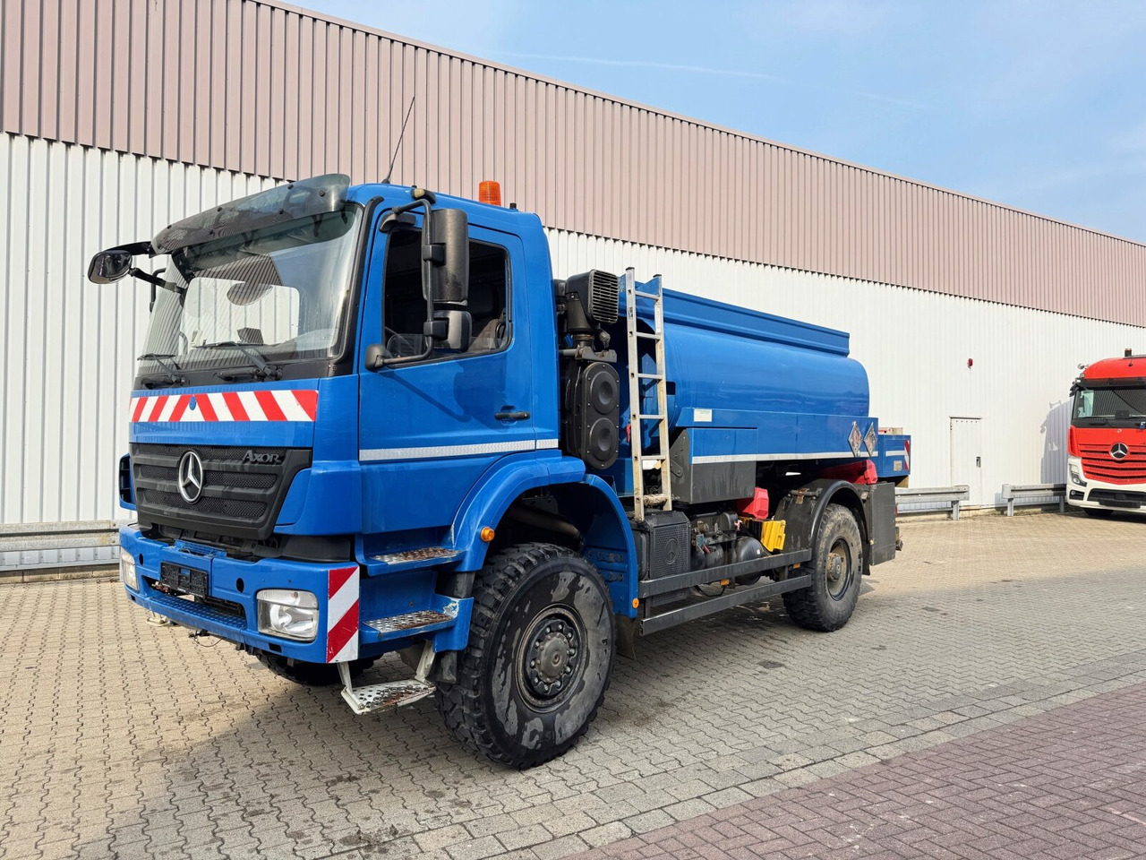 Mercedes-Benz Axor 1829 A 4x4 Axor 1829 A 4x4, Willig Tank ca. 8500l, 2 Kammern - Φορτηγό βυτιοφόρο: φωτογραφία 1 Mercedes-Benz Axor 1829 A 4x4 Axor 1829 A 4x4, Willig Tank ca. 8500l, 2 Kammern - Φορτηγό βυτιοφόρο: φωτογραφία 1