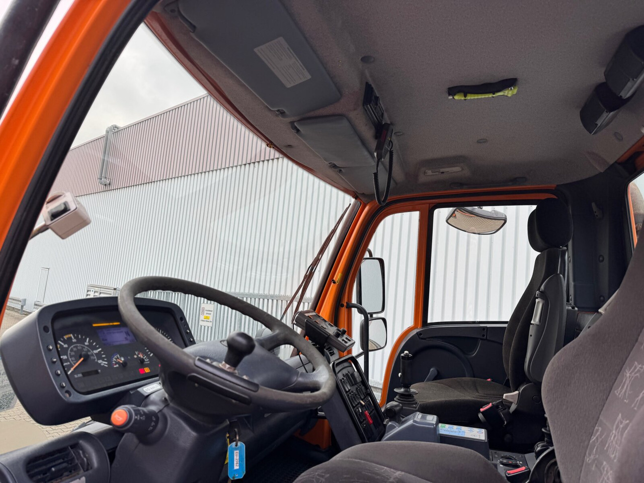 Interior photo 1: Ελαφρύ επαγγελματικό Unimog U 400 405/12 4x4 U 400 405/12 4x4, Kipper, Kommunalhydraulik, VarioPilot, Zapfwelle Interior photo 1: Ελαφρύ επαγγελματικό Unimog U 400 405/12 4x4 U 400 405/12 4x4, Kipper, Kommunalhydraulik, VarioPilot, Zapfwelle