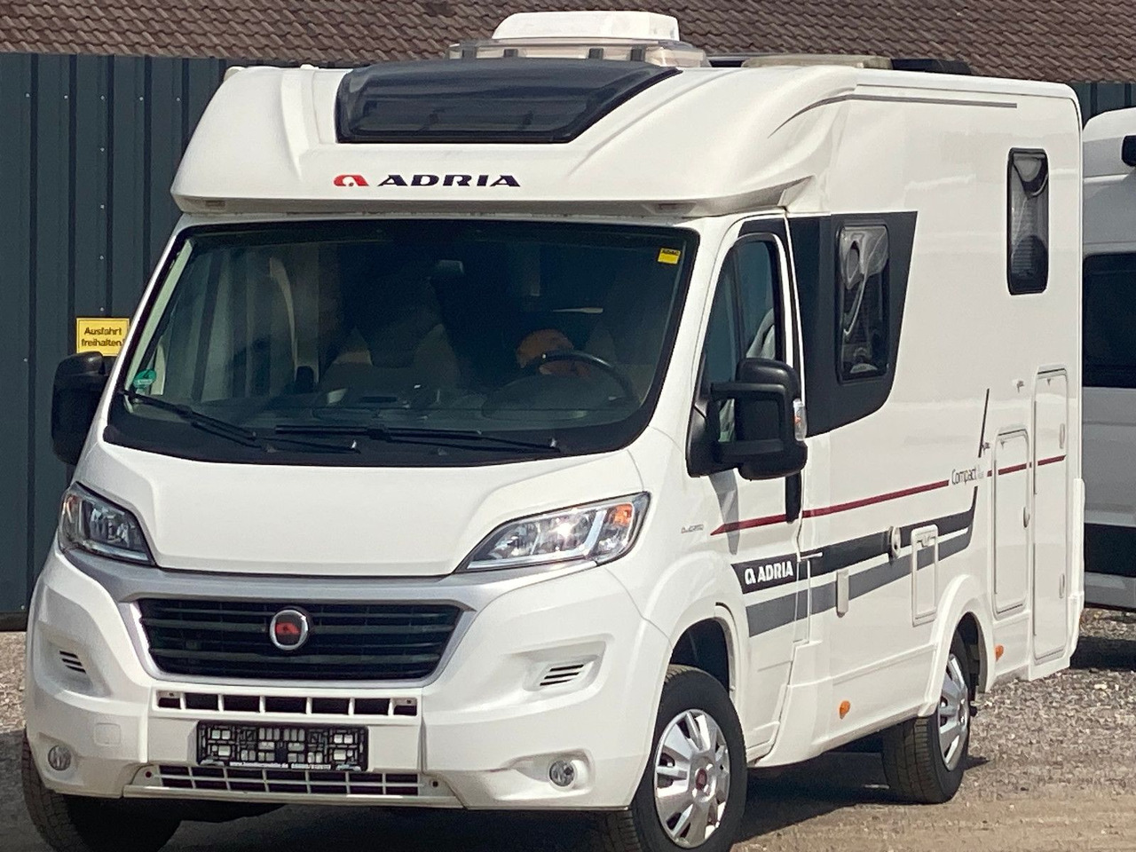 Adria Compact SL - Ημιενιαίο αυτοκινούμενο: φωτογραφία 4 Adria Compact SL - Ημιενιαίο αυτοκινούμενο: φωτογραφία 4