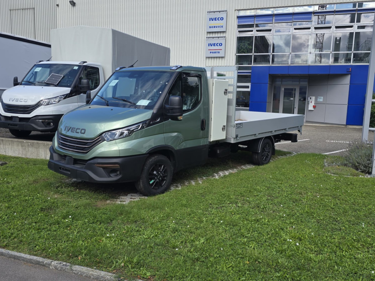 IVECO 35S18HA8 Pritsche (TOP Ausstattung) - Μικρό φορτηγό με καρότσα: φωτογραφία 1 IVECO 35S18HA8 Pritsche (TOP Ausstattung) - Μικρό φορτηγό με καρότσα: φωτογραφία 1