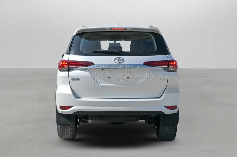 Toyota Fortuner 4X4 PART-TIME - SUV: φωτογραφία 4 Toyota Fortuner 4X4 PART-TIME - SUV: φωτογραφία 4