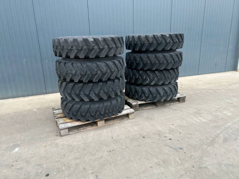 Bridgestone 1000 x 20 Set / 10.00 x 20: 4x2 Tyres - Ελαστικά και ζάντες για Κατασκευή μηχανήματα: φωτογραφία 1 Bridgestone 1000 x 20 Set / 10.00 x 20: 4x2 Tyres - Ελαστικά και ζάντες για Κατασκευή μηχανήματα: φωτογραφία 1
