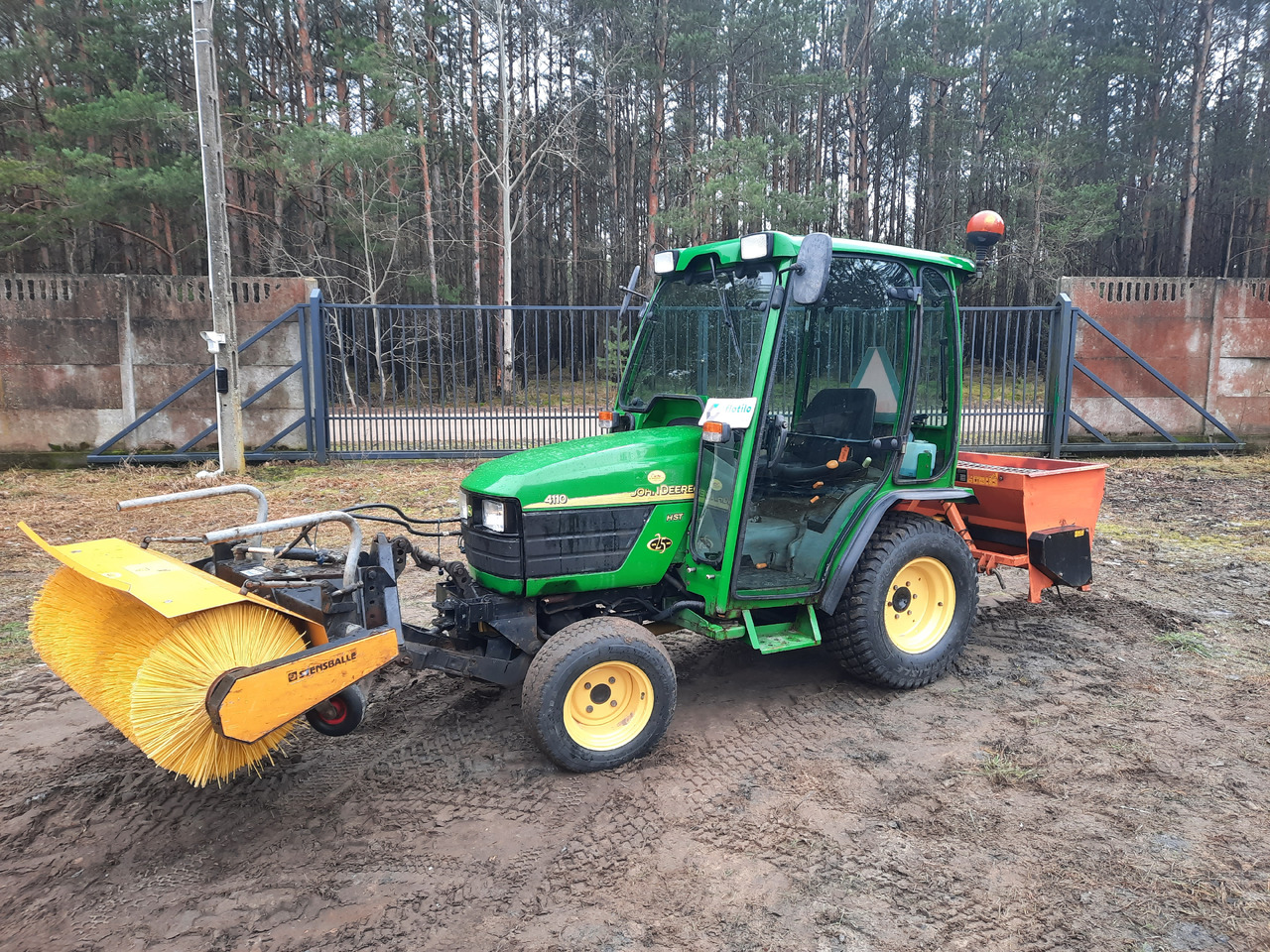 JOHN DEERE 4110 - Τρακτέρ: φωτογραφία 1 JOHN DEERE 4110 - Τρακτέρ: φωτογραφία 1