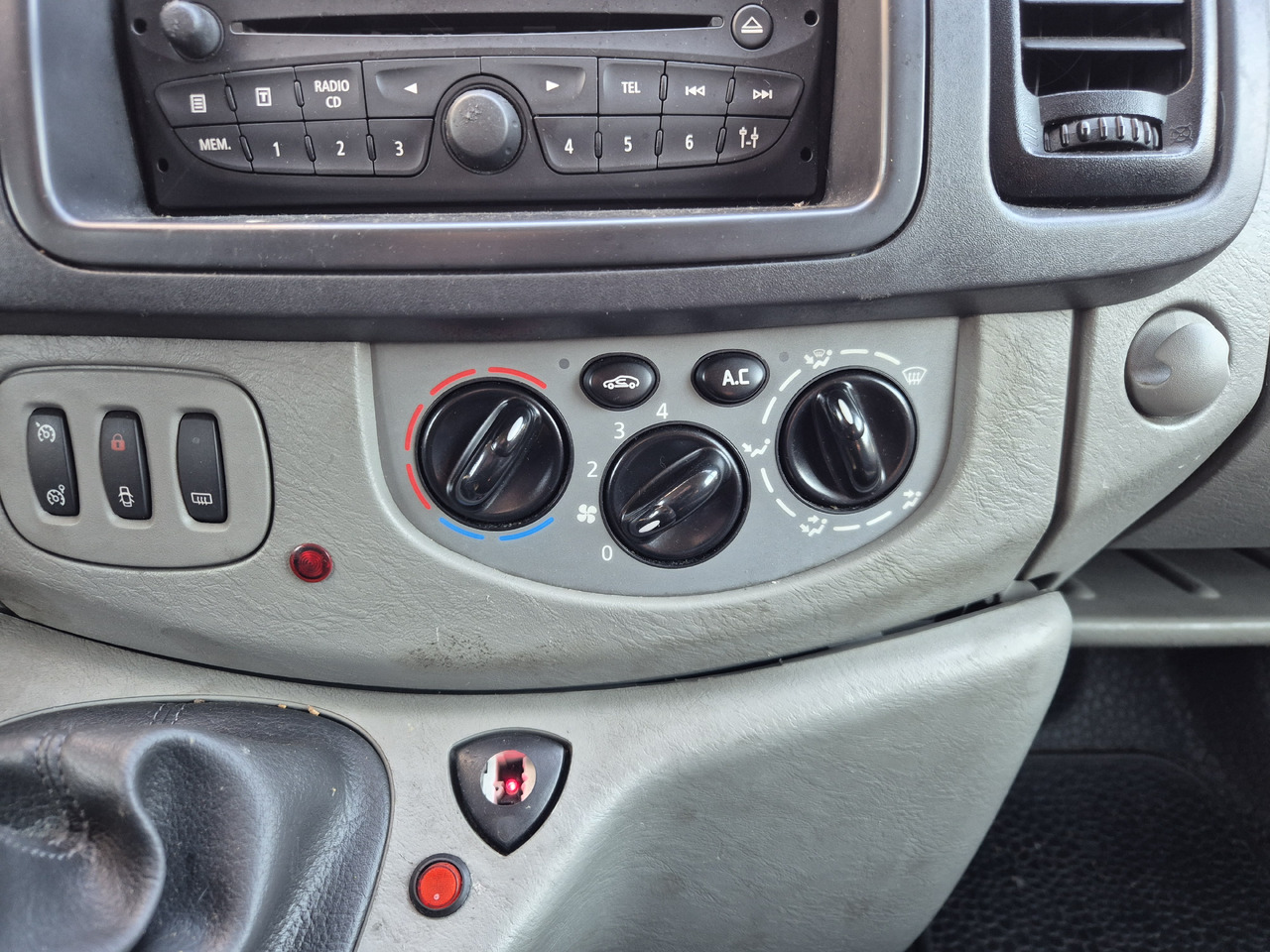 RENAULT Trafic 2.0 dCi 115 KM - Ασθενοφόρο: φωτογραφία 4 RENAULT Trafic 2.0 dCi 115 KM - Ασθενοφόρο: φωτογραφία 4