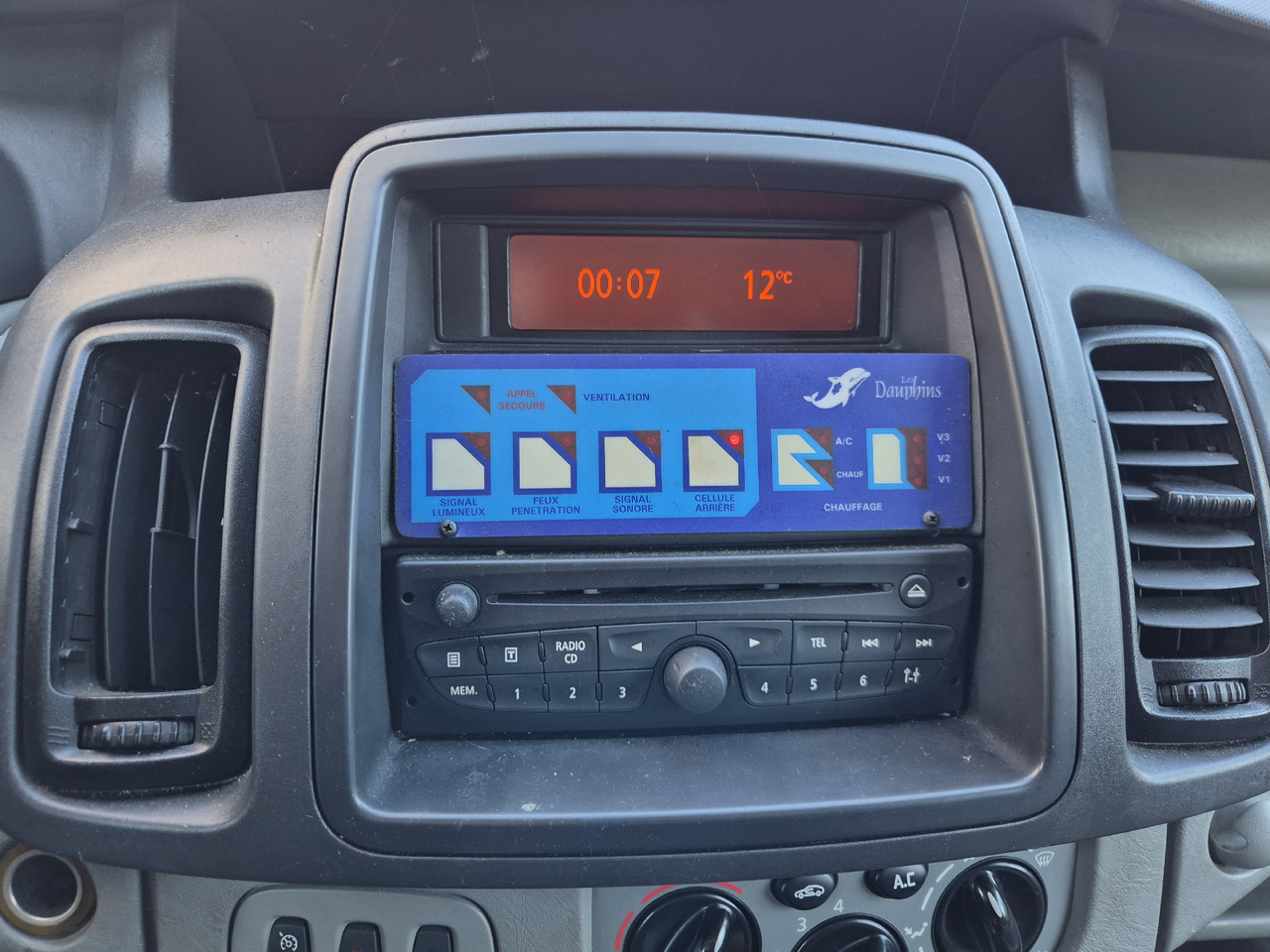 RENAULT Trafic 2.0 dCi 115 KM - Ασθενοφόρο: φωτογραφία 3 RENAULT Trafic 2.0 dCi 115 KM - Ασθενοφόρο: φωτογραφία 3