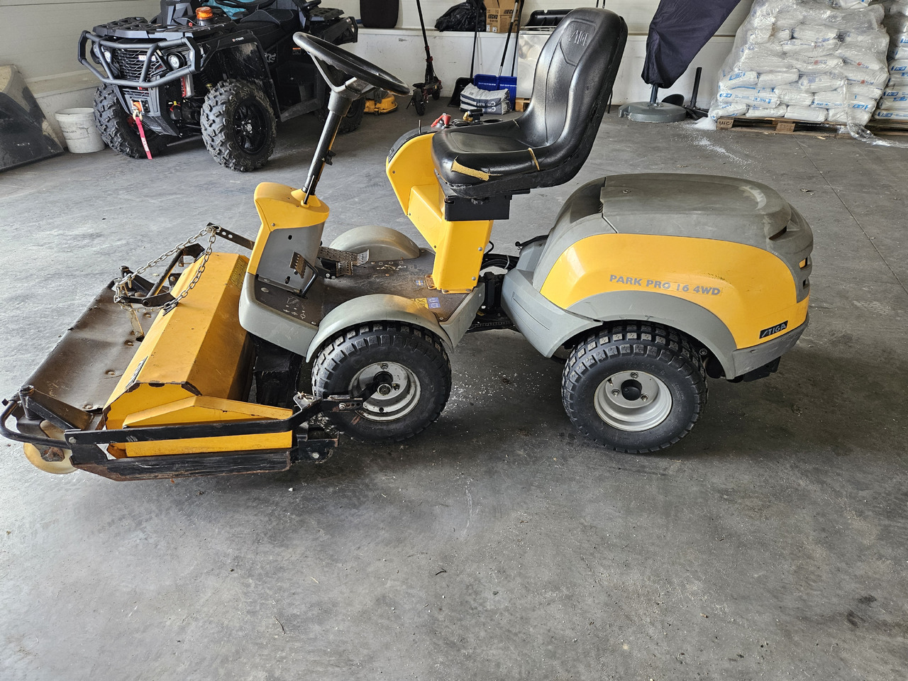 Stiga Park Pro 16 4WD - Χλοοκοπτικό: φωτογραφία 1 Stiga Park Pro 16 4WD - Χλοοκοπτικό: φωτογραφία 1