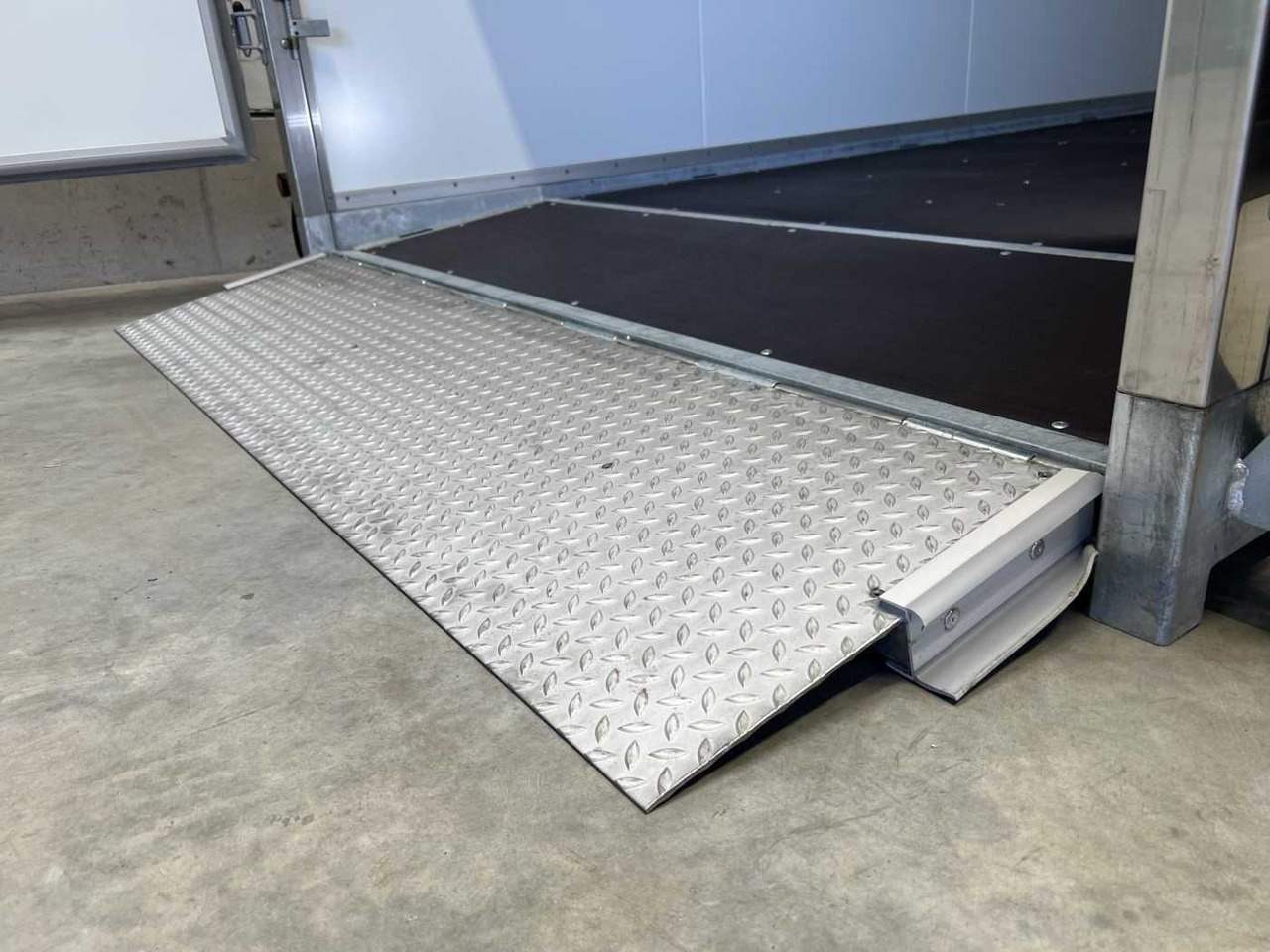 VEZEKO Husky FB K 35.40 EP Tür Kofferanhänger Absenker - Ρυμούλκα κόφα: φωτογραφία 3 VEZEKO Husky FB K 35.40 EP Tür Kofferanhänger Absenker - Ρυμούλκα κόφα: φωτογραφία 3