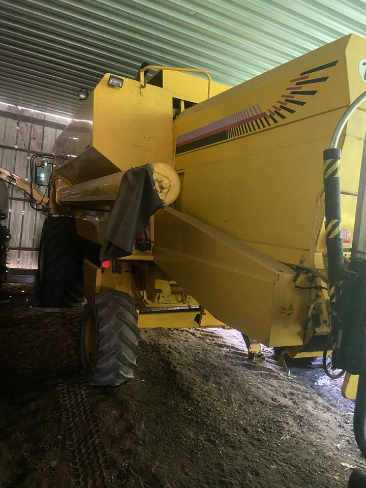 New Holland TX 68 Plus - Θεριζοαλωνιστική μηχανή: φωτογραφία 2 New Holland TX 68 Plus - Θεριζοαλωνιστική μηχανή: φωτογραφία 2