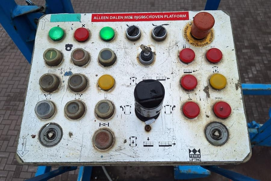 Holland Lift Megastar G300 Diesel, 4x4x4 Drive, 33.5m Working H - Ψαλιδωτό ανυψωτικό: φωτογραφία 4 Holland Lift Megastar G300 Diesel, 4x4x4 Drive, 33.5m Working H - Ψαλιδωτό ανυψωτικό: φωτογραφία 4