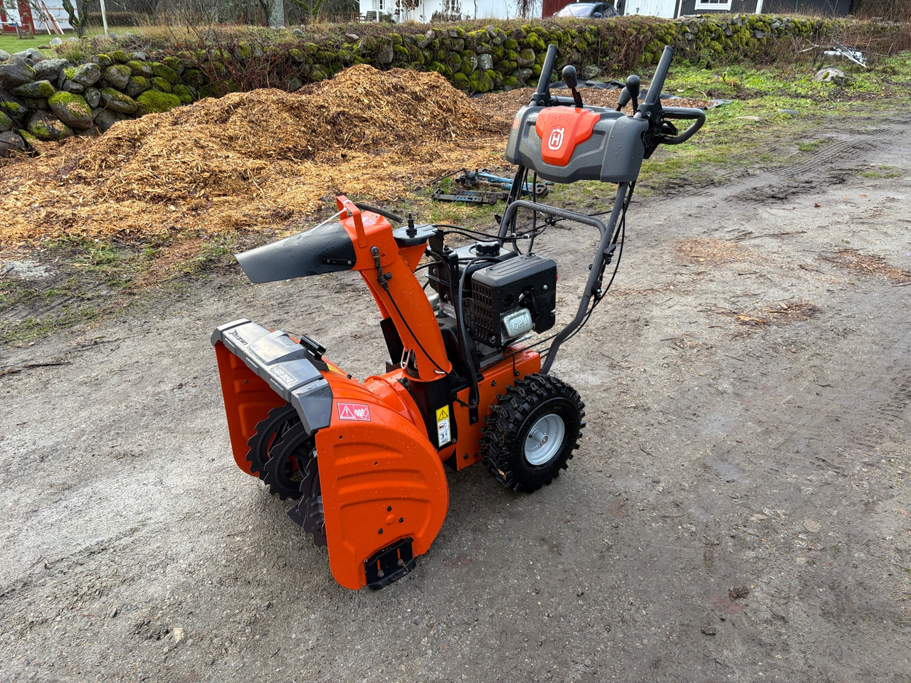 Husqvarna ST324 - Φυσητήρας χιονιού: φωτογραφία 1 Husqvarna ST324 - Φυσητήρας χιονιού: φωτογραφία 1