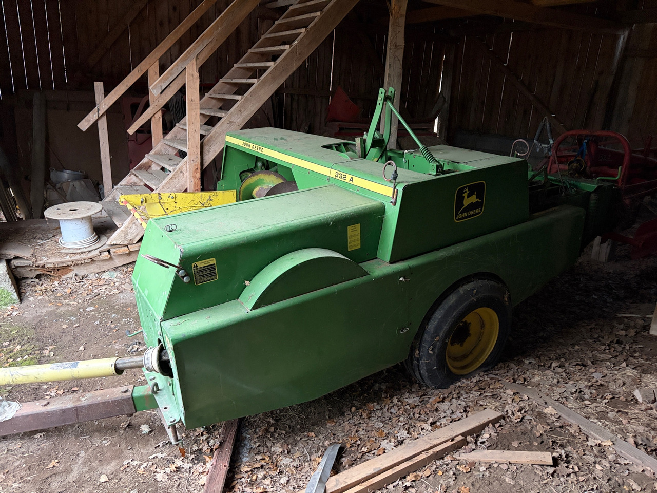 John Deere 332A - Χορτοδετική μηχανή στρόγγυλης μπάλας: φωτογραφία 1 John Deere 332A - Χορτοδετική μηχανή στρόγγυλης μπάλας: φωτογραφία 1