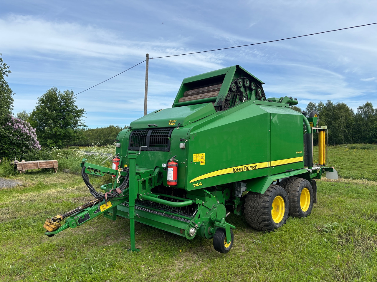 John Deere 744 - Χορτοδετική μηχανή στρόγγυλης μπάλας: φωτογραφία 1 John Deere 744 - Χορτοδετική μηχανή στρόγγυλης μπάλας: φωτογραφία 1