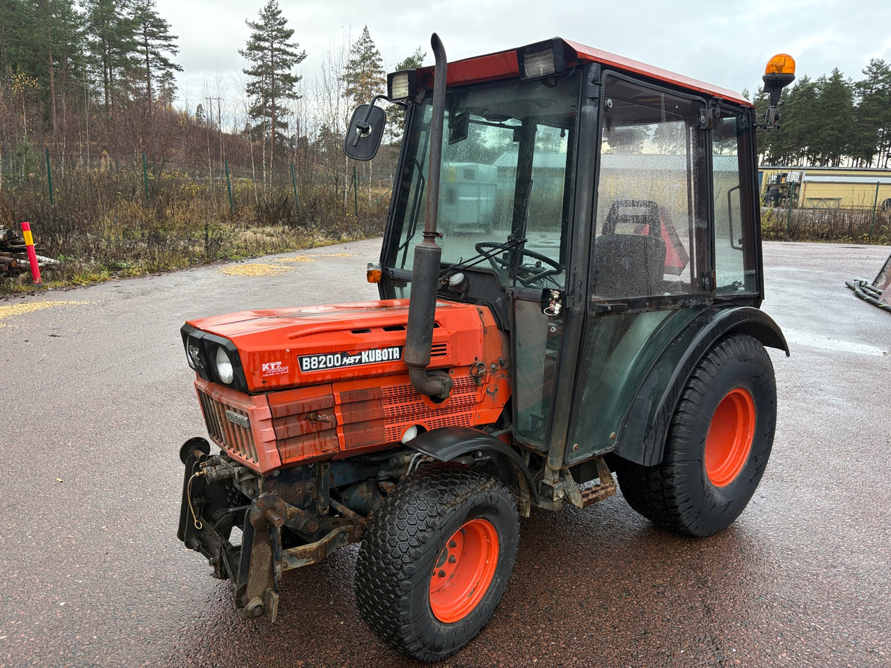 Kubota B8200 HST - Τρακτέρ: φωτογραφία 1 Kubota B8200 HST - Τρακτέρ: φωτογραφία 1