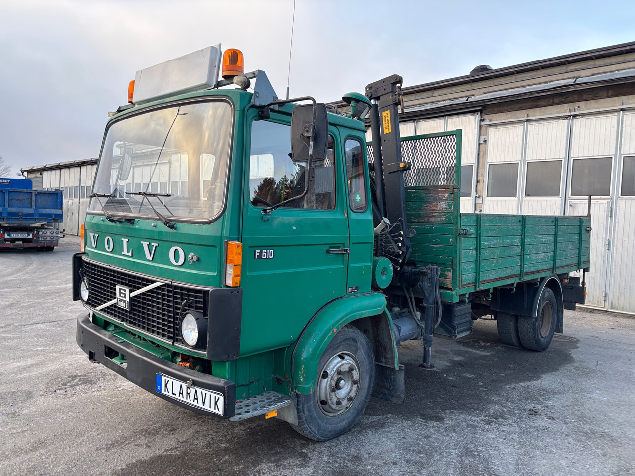 Volvo F 610 - Φορτηγό με γερανό: φωτογραφία 1 Volvo F 610 - Φορτηγό με γερανό: φωτογραφία 1
