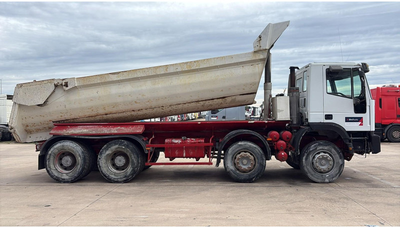 Iveco EUROTRAKKER 320 E 35 (GRAND PONT / LAMES / POMPE MANUELLE / 8X4 / CURSOR 8) - Φορτηγό ανατρεπόμενο: φωτογραφία 4 Iveco EUROTRAKKER 320 E 35 (GRAND PONT / LAMES / POMPE MANUELLE / 8X4 / CURSOR 8) - Φορτηγό ανατρεπόμενο: φωτογραφία 4