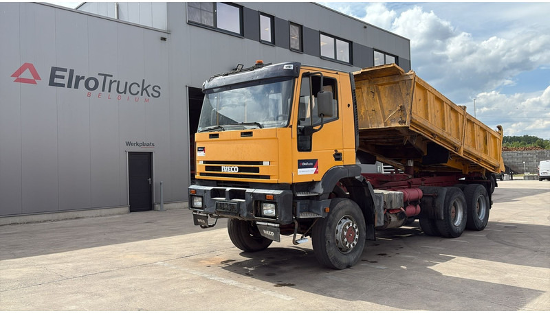 Iveco Eurotrakker 260 E 34 (POMPE MANUELLE / 6X6 / LAMES / GRAND PONT / STEEL SUSP. / MANUAL PUMP) - Φορτηγό ανατρεπόμενο: φωτογραφία 1 Iveco Eurotrakker 260 E 34 (POMPE MANUELLE / 6X6 / LAMES / GRAND PONT / STEEL SUSP. / MANUAL PUMP) - Φορτηγό ανατρεπόμενο: φωτογραφία 1