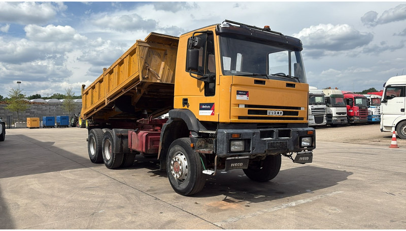 Iveco Eurotrakker 260 E 34 (POMPE MANUELLE / 6X6 / LAMES / GRAND PONT / STEEL SUSP. / MANUAL PUMP) - Φορτηγό ανατρεπόμενο: φωτογραφία 3 Iveco Eurotrakker 260 E 34 (POMPE MANUELLE / 6X6 / LAMES / GRAND PONT / STEEL SUSP. / MANUAL PUMP) - Φορτηγό ανατρεπόμενο: φωτογραφία 3