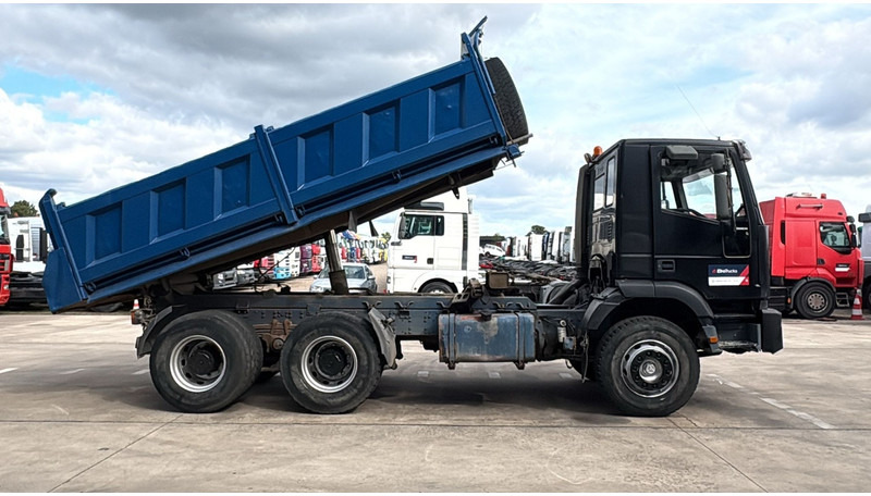 Iveco Eurotrakker 260 E 34 (POMPE MANUELLE / MANUAL PUMP / MANUAL GEARBOX / BOITE MANUELLE / LAMES) - Φορτηγό ανατρεπόμενο: φωτογραφία 3 Iveco Eurotrakker 260 E 34 (POMPE MANUELLE / MANUAL PUMP / MANUAL GEARBOX / BOITE MANUELLE / LAMES) - Φορτηγό ανατρεπόμενο: φωτογραφία 3