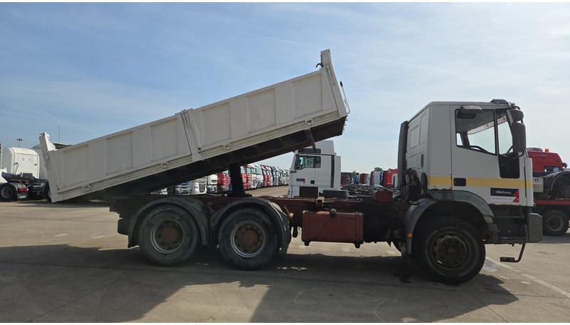 Iveco Eurotrakker 260 E 37 (POMPE MANUELLE / MANUAL PUMP / BOITE MANUELLE / GRAND PONT / LAMES) - Φορτηγό ανατρεπόμενο: φωτογραφία 4 Iveco Eurotrakker 260 E 37 (POMPE MANUELLE / MANUAL PUMP / BOITE MANUELLE / GRAND PONT / LAMES) - Φορτηγό ανατρεπόμενο: φωτογραφία 4