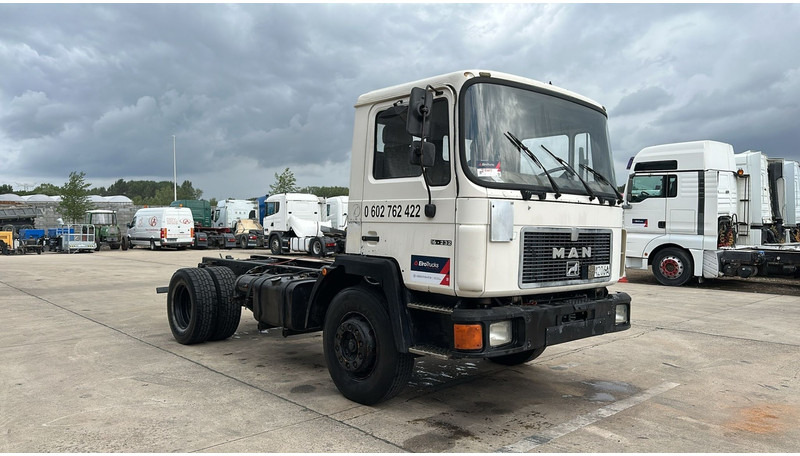 MAN 18.232 (MANUAL PUMP / 6 CYLINDER / POMPE MANUELLE / LAMES / STEEL SUSPENSION) - Φορτηγό σασί: φωτογραφία 4 MAN 18.232 (MANUAL PUMP / 6 CYLINDER / POMPE MANUELLE / LAMES / STEEL SUSPENSION) - Φορτηγό σασί: φωτογραφία 4