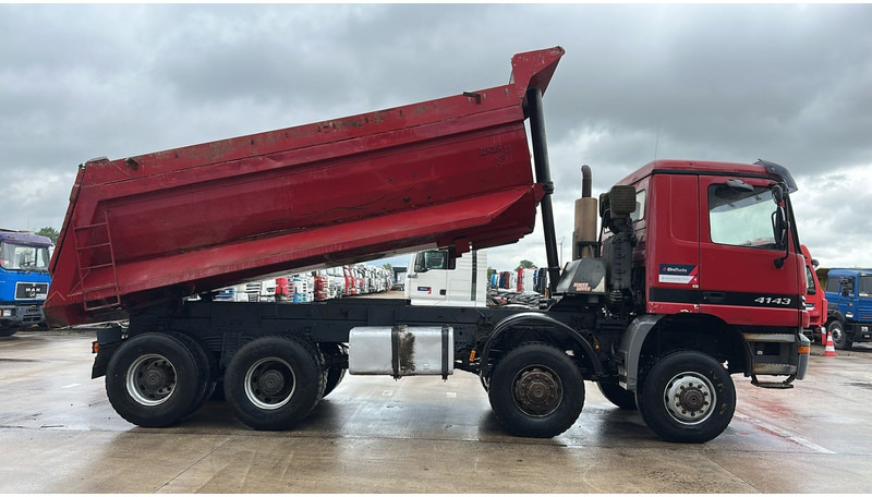 Mercedes-Benz Actros 4143 (BOITE MANUELLE / 8X8 / MANUAL GEARBOX / LAMES / GRAND PONT / BIG AXLE) - Φορτηγό ανατρεπόμενο: φωτογραφία 4 Mercedes-Benz Actros 4143 (BOITE MANUELLE / 8X8 / MANUAL GEARBOX / LAMES / GRAND PONT / BIG AXLE) - Φορτηγό ανατρεπόμενο: φωτογραφία 4