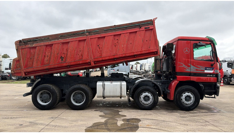 Mercedes-Benz Actros 4143 (GRAND PONT / BOITE MANUELLE / LAMES / 8X4 / STEEL SUSP.) - Φορτηγό ανατρεπόμενο: φωτογραφία 4 Mercedes-Benz Actros 4143 (GRAND PONT / BOITE MANUELLE / LAMES / 8X4 / STEEL SUSP.) - Φορτηγό ανατρεπόμενο: φωτογραφία 4