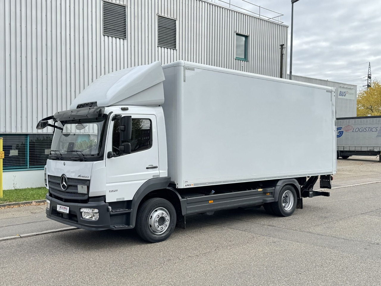 Mercedes-Benz Atego 1221 L Koffer 6,1m LBW AHK Klima TOP - Φορτηγό κόφα: φωτογραφία 3 Mercedes-Benz Atego 1221 L Koffer 6,1m LBW AHK Klima TOP - Φορτηγό κόφα: φωτογραφία 3