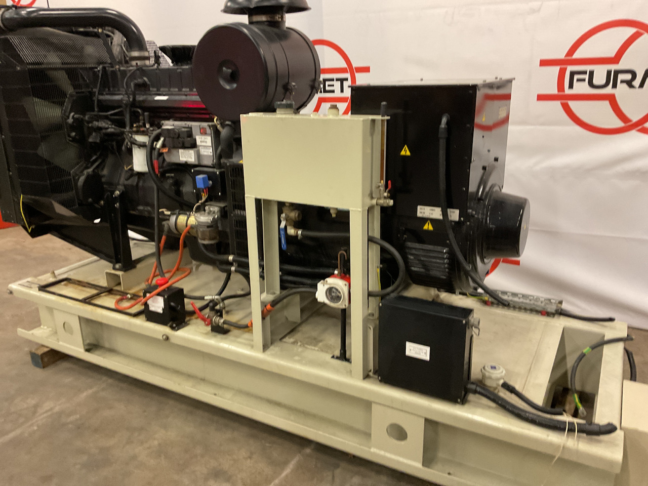 Perkins 250KVA, low standby hours and very complete. - Βιομηχανική γεννήτρια: φωτογραφία 4 Perkins 250KVA, low standby hours and very complete. - Βιομηχανική γεννήτρια: φωτογραφία 4