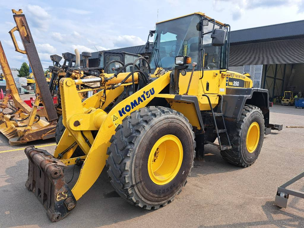 Komatsu WA 250-5H - Ελαστιχοφόρος φορτωτής: φωτογραφία 1 Komatsu WA 250-5H - Ελαστιχοφόρος φορτωτής: φωτογραφία 1