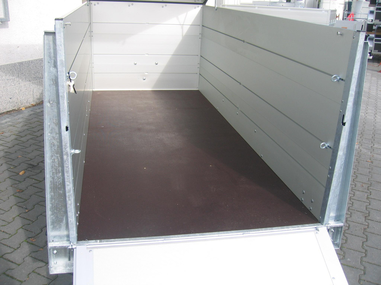 ALUBOXX Deckelanhänger GTT 1500 VT2 301x126x118cm Heckrampe (M) 1500kg order Aktion - Ρυμούλκα κόφα: φωτογραφία 5 ALUBOXX Deckelanhänger GTT 1500 VT2 301x126x118cm Heckrampe (M) 1500kg order Aktion - Ρυμούλκα κόφα: φωτογραφία 5
