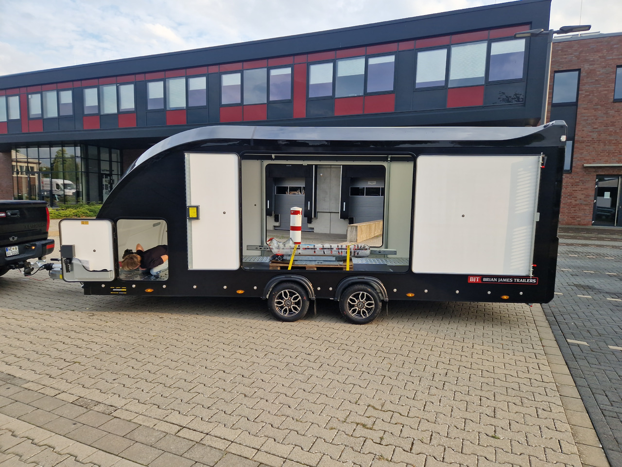 Ρυμούλκα αυτοκινητάμαξα BJT Race Sport 550x210x188cm blackline E Winde Kamera 3500kg: φωτογραφία 13 Ρυμούλκα αυτοκινητάμαξα BJT Race Sport 550x210x188cm blackline E Winde Kamera 3500kg: φωτογραφία 13