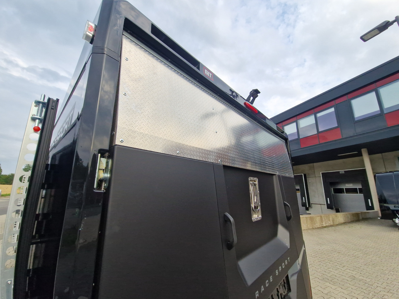 Ρυμούλκα αυτοκινητάμαξα BJT Race Sport 550x210x188cm blackline E Winde Kamera 3500kg: φωτογραφία 9 Ρυμούλκα αυτοκινητάμαξα BJT Race Sport 550x210x188cm blackline E Winde Kamera 3500kg: φωτογραφία 9