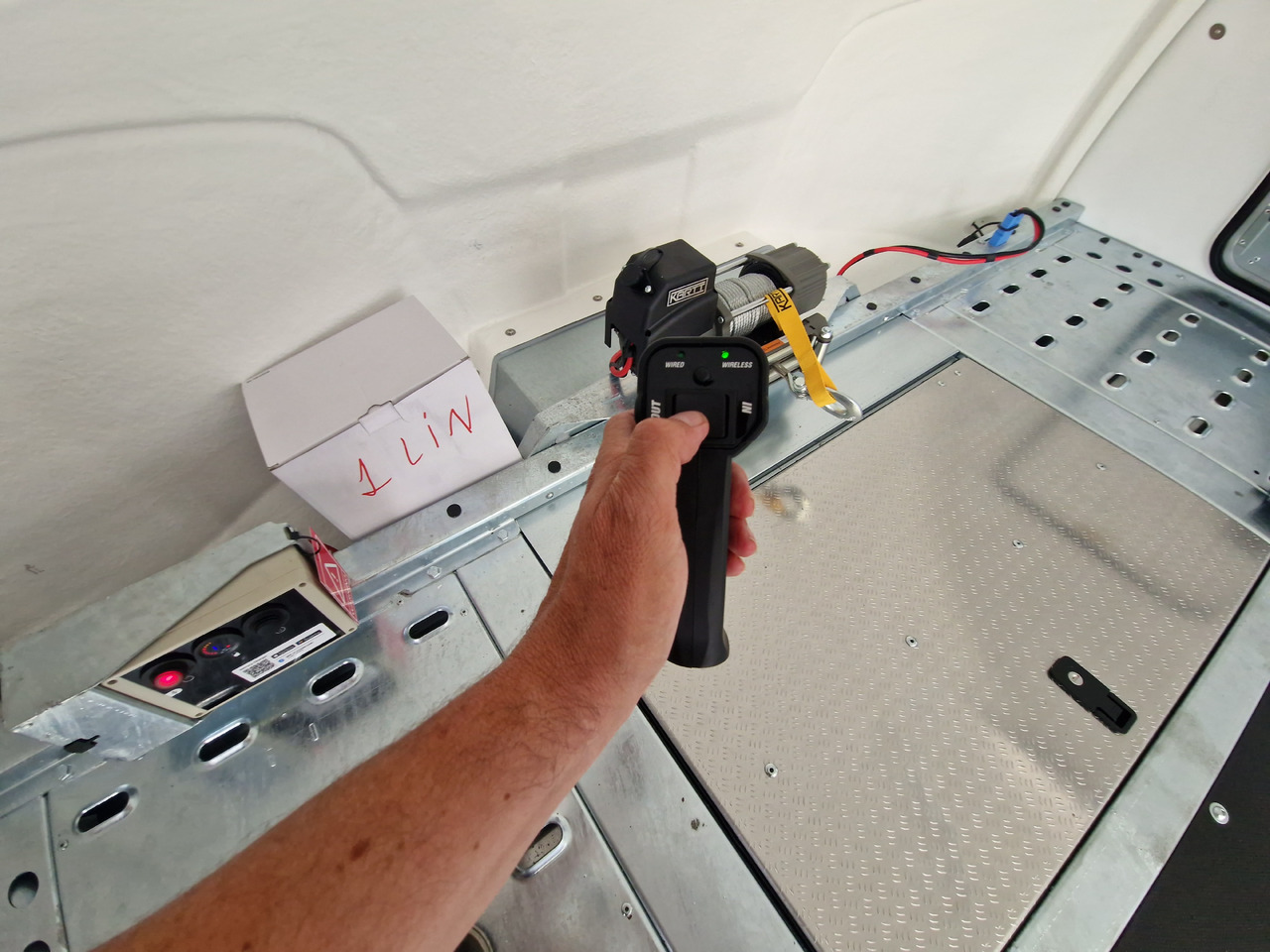 Ρυμούλκα αυτοκινητάμαξα BJT Race Sport 550x210x188cm blackline E Winde Kamera 3500kg: φωτογραφία 7 Ρυμούλκα αυτοκινητάμαξα BJT Race Sport 550x210x188cm blackline E Winde Kamera 3500kg: φωτογραφία 7