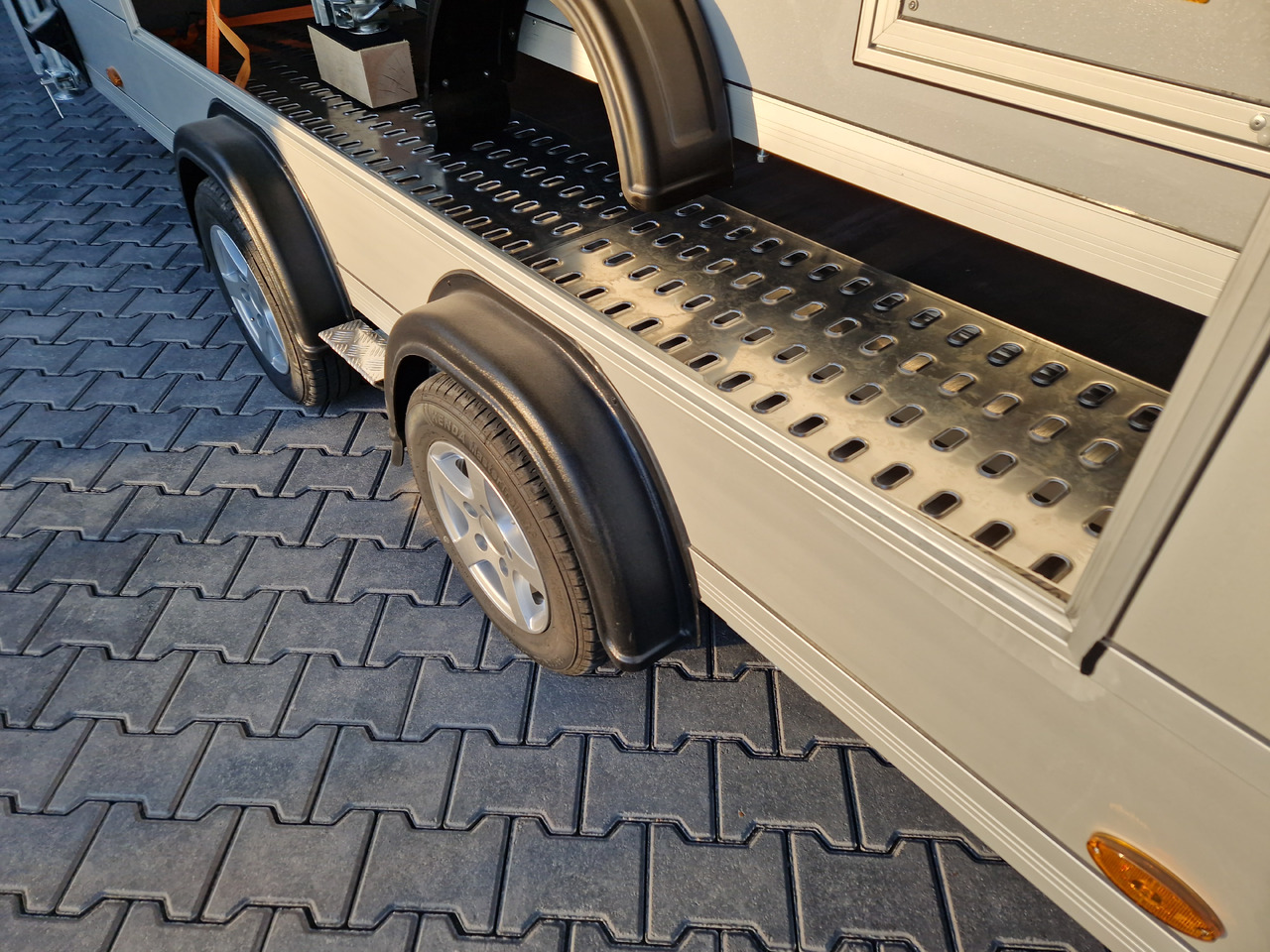 Ρυμουλκούμενη καντίνα Cargo Roadster 2000 550x220x204cm Poly black Car Pullman 3500kg Edition Vollausstattung: φωτογραφία 12