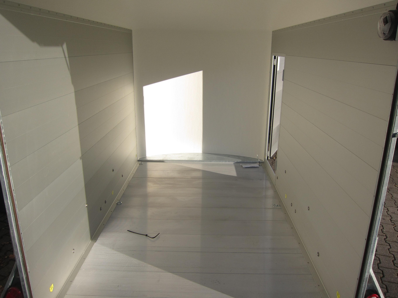 Cargo Roadster 500 312x167x199cm Alu Poly white Seitentür Pullman 100km/H 2000kg - Ρυμούλκα κόφα: φωτογραφία 3 Cargo Roadster 500 312x167x199cm Alu Poly white Seitentür Pullman 100km/H 2000kg - Ρυμούλκα κόφα: φωτογραφία 3