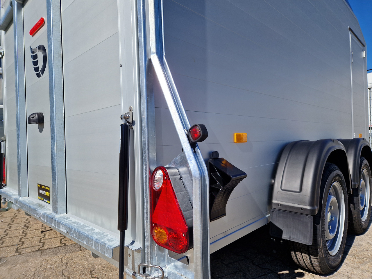 Cargo Roadster 700 plus 375x180x200cm Alu Poly kingblue Seitentür Pullman 2600kg 100km/H Aktion - Ρυμούλκα κόφα: φωτογραφία 5 Cargo Roadster 700 plus 375x180x200cm Alu Poly kingblue Seitentür Pullman 2600kg 100km/H Aktion - Ρυμούλκα κόφα: φωτογραφία 5