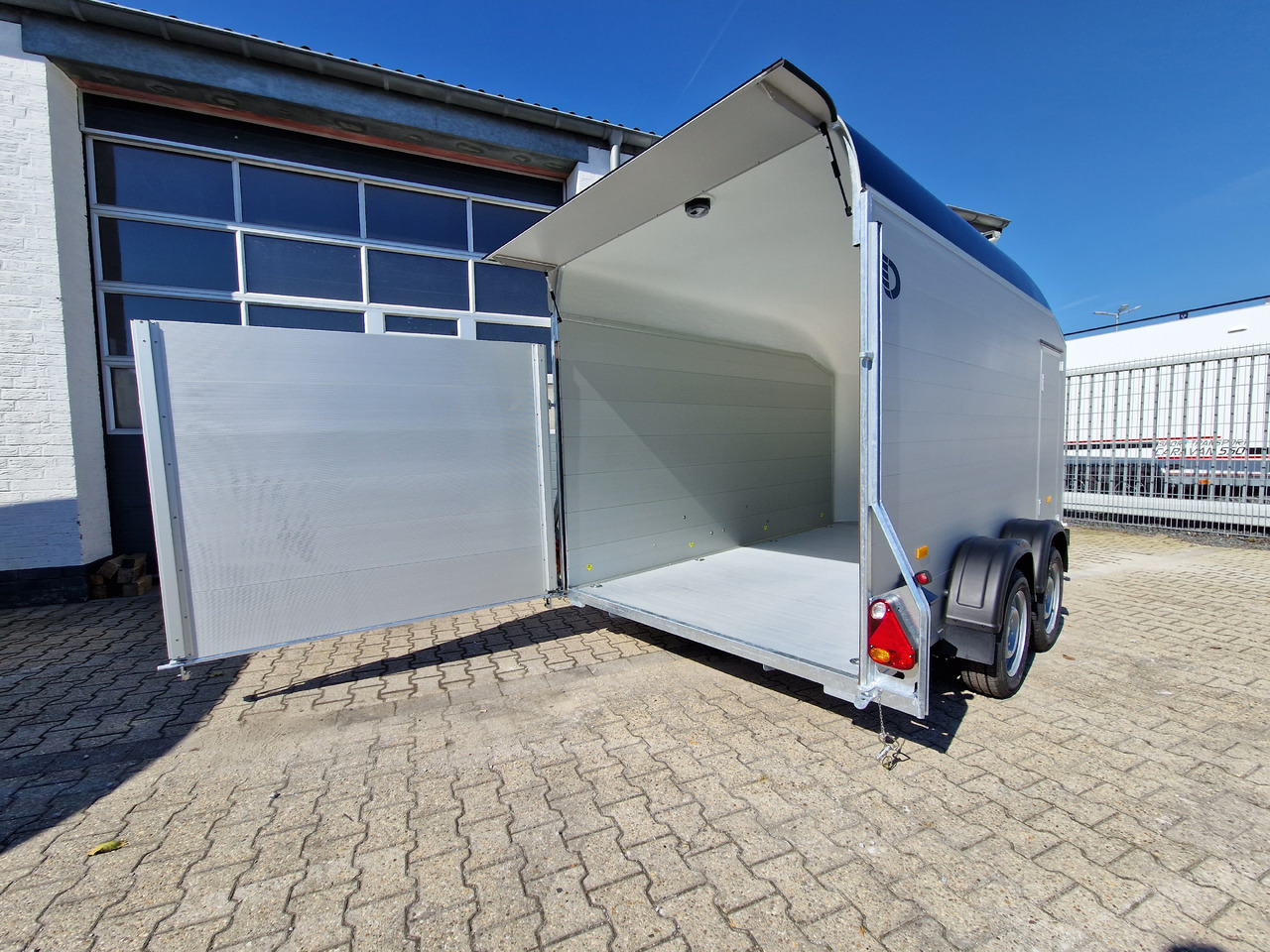 Cargo Roadster 700 plus 375x180x200cm Alu Poly kingblue Seitentür Pullman 2600kg 100km/H Aktion - Ρυμούλκα κόφα: φωτογραφία 4 Cargo Roadster 700 plus 375x180x200cm Alu Poly kingblue Seitentür Pullman 2600kg 100km/H Aktion - Ρυμούλκα κόφα: φωτογραφία 4
