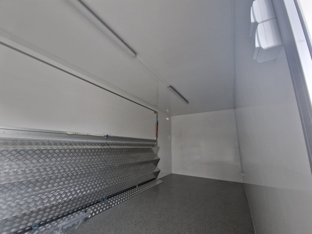Event Trailer Koffer TWSP M 600T.01 600x220x217cm Seitenklappe Treppe Tür 230V Licht IL 2700kg 100 - Ρυμουλκούμενη καντίνα: φωτογραφία 4 Event Trailer Koffer TWSP M 600T.01 600x220x217cm Seitenklappe Treppe Tür 230V Licht IL 2700kg 100 - Ρυμουλκούμενη καντίνα: φωτογραφία 4