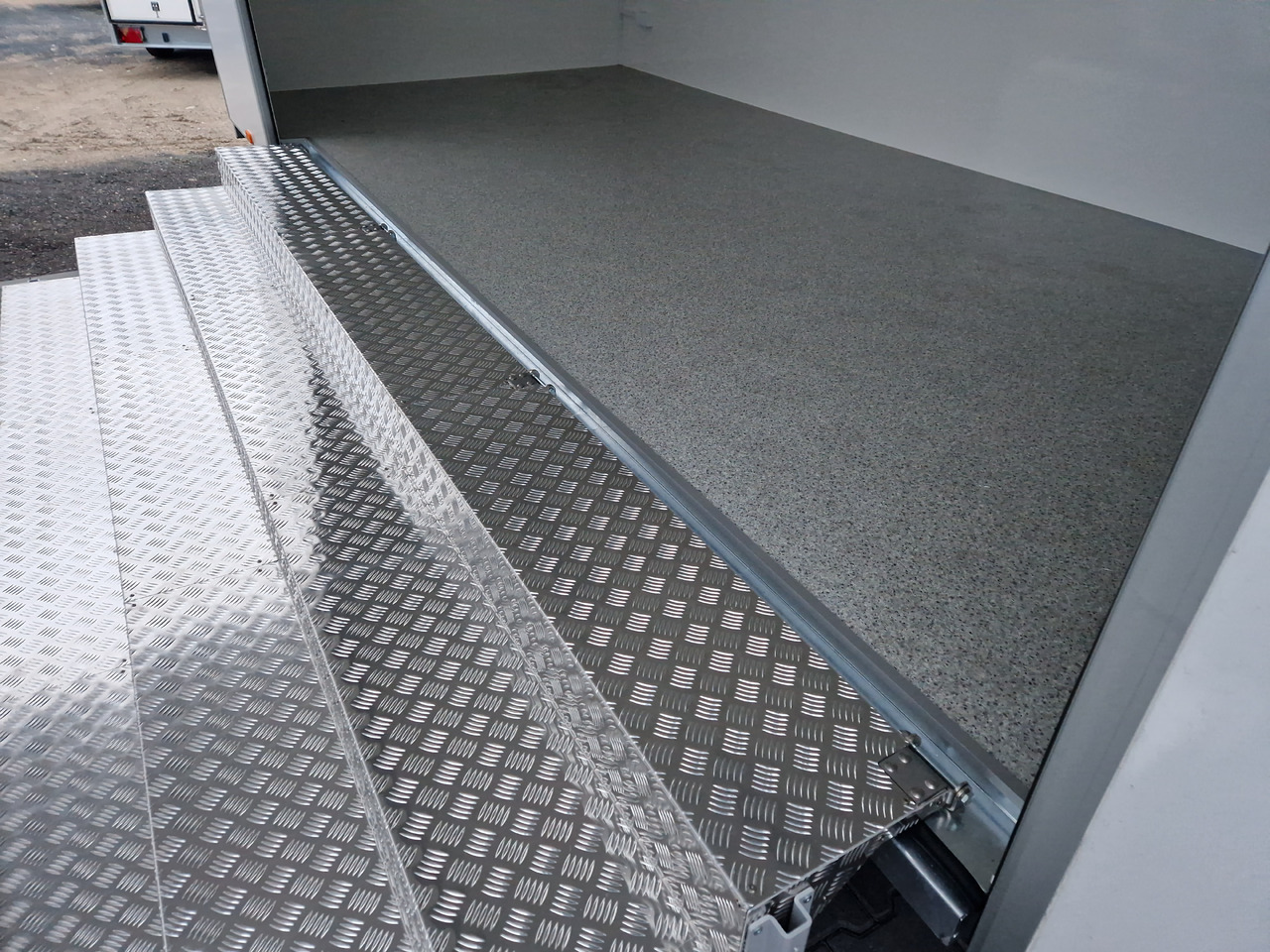 Event Trailer Koffer TWSP M 600T.01 600x230x217cm extrabreit Treppe 230V Licht 2700kg - Ρυμουλκούμενη καντίνα: φωτογραφία 4 Event Trailer Koffer TWSP M 600T.01 600x230x217cm extrabreit Treppe 230V Licht 2700kg - Ρυμουλκούμενη καντίνα: φωτογραφία 4