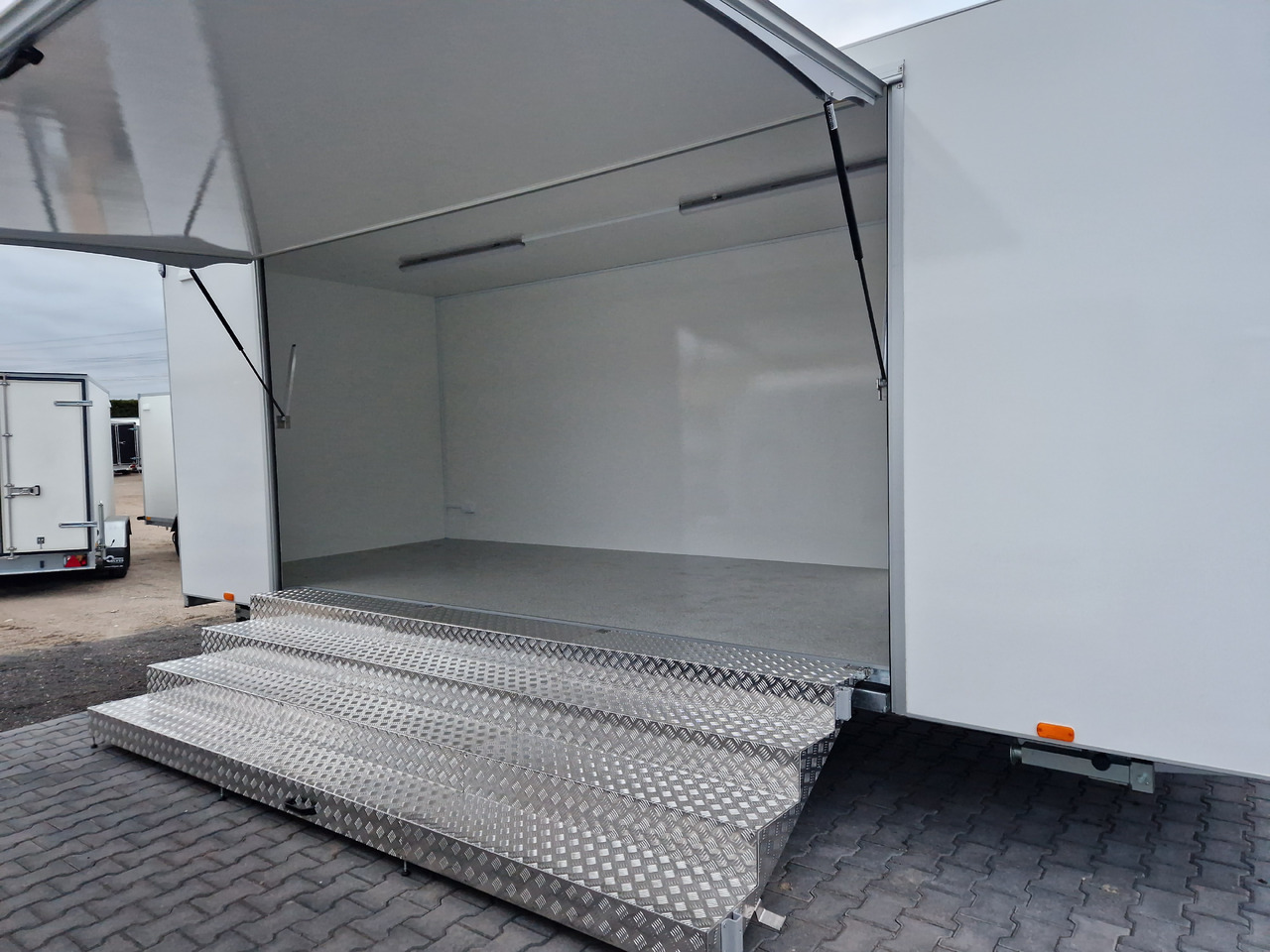 Event Trailer Koffer TWSP M 600T.01 600x230x217cm extrabreit Treppe 230V Licht 2700kg - Ρυμουλκούμενη καντίνα: φωτογραφία 5 Event Trailer Koffer TWSP M 600T.01 600x230x217cm extrabreit Treppe 230V Licht 2700kg - Ρυμουλκούμενη καντίνα: φωτογραφία 5