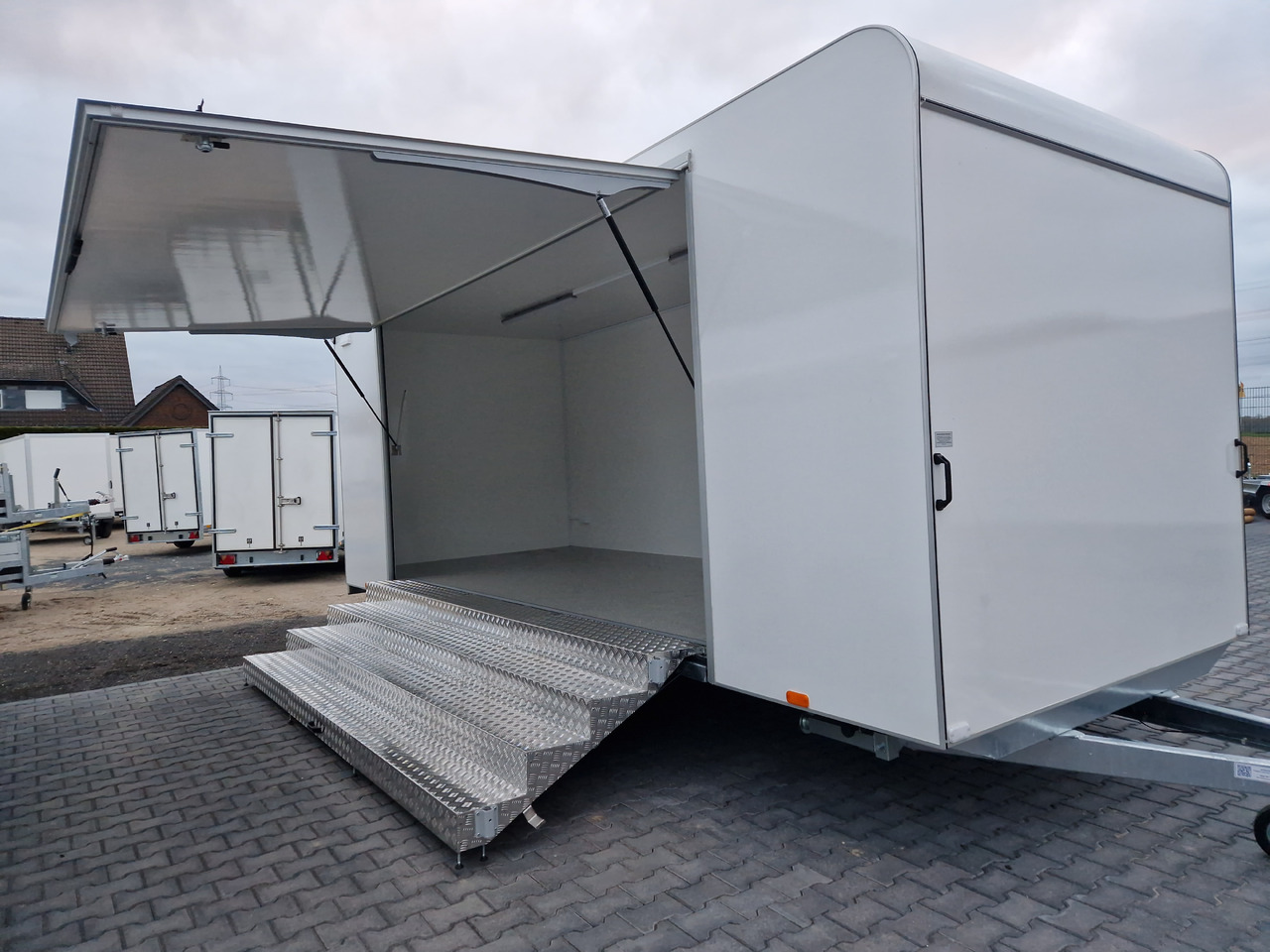 Event Trailer Koffer TWSP M 600T.01 600x230x217cm extrabreit Treppe 230V Licht 2700kg - Ρυμουλκούμενη καντίνα: φωτογραφία 1 Event Trailer Koffer TWSP M 600T.01 600x230x217cm extrabreit Treppe 230V Licht 2700kg - Ρυμουλκούμενη καντίνα: φωτογραφία 1