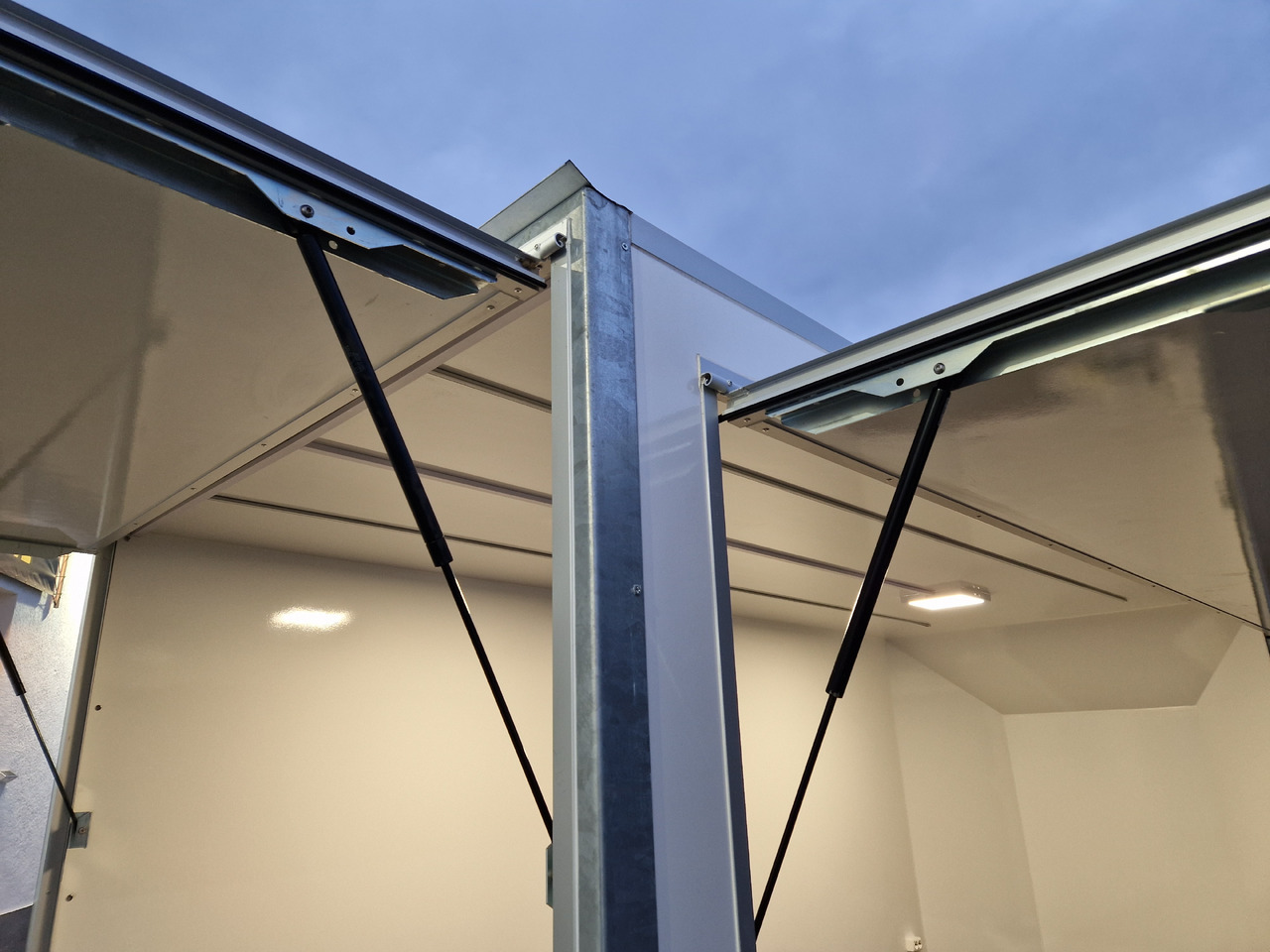 Ρυμουλκούμενη καντίνα Koffer Hochlader FC 275HTLAERO10AF Messe 500x200x195cm Alufelgen 230V IL (XXL) 2700kg 100km/H: φωτογραφία 12