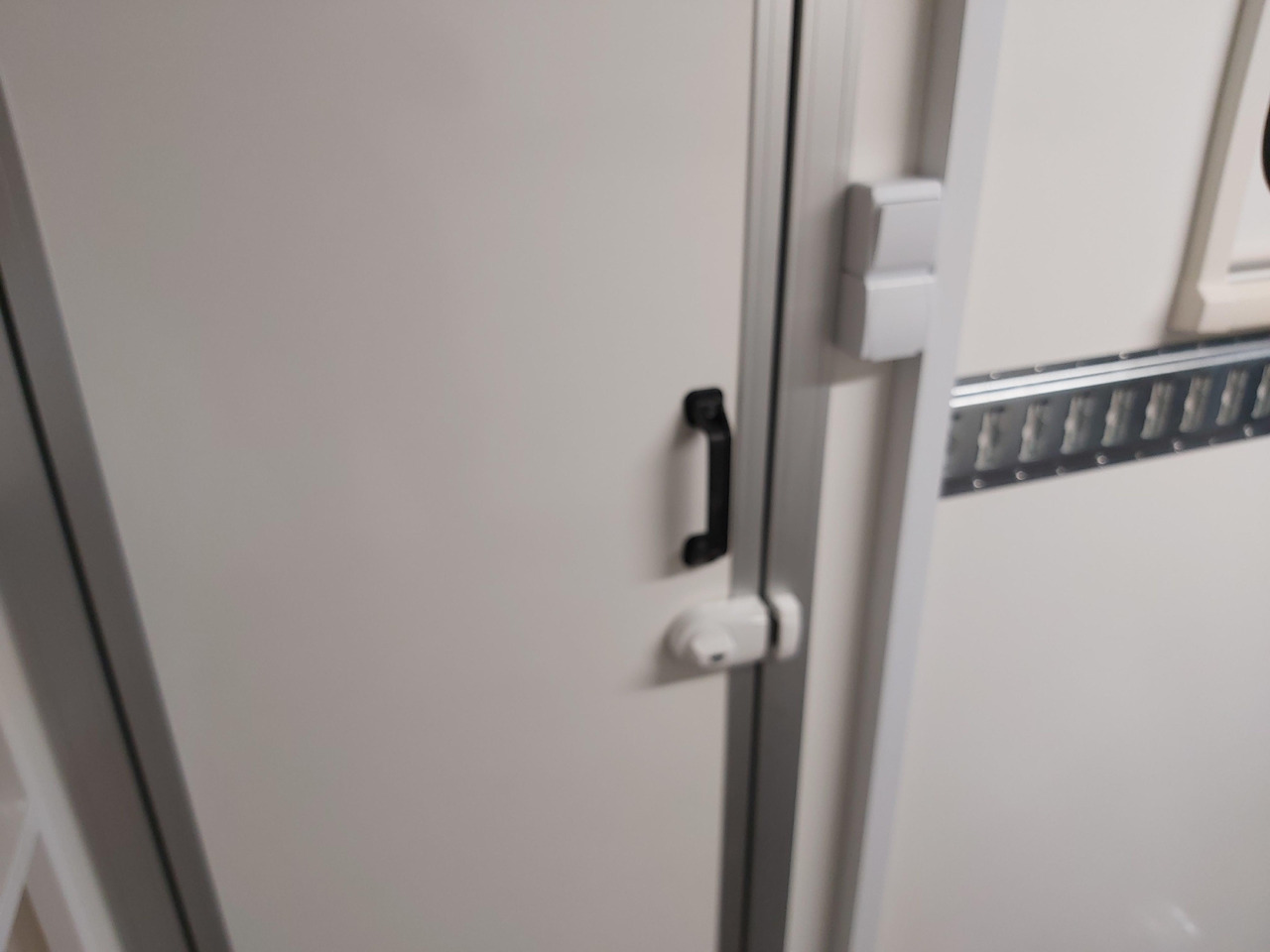 Ρυμουλκούμενο τροχόσπιτο Koffer Sport Camp TFS 360.01 360x200x210cm aero Seitentür Heckrampe Fenster Bett (L) 100kmH 1300kg: φωτογραφία 13 Ρυμουλκούμενο τροχόσπιτο Koffer Sport Camp TFS 360.01 360x200x210cm aero Seitentür Heckrampe Fenster Bett (L) 100kmH 1300kg: φωτογραφία 13