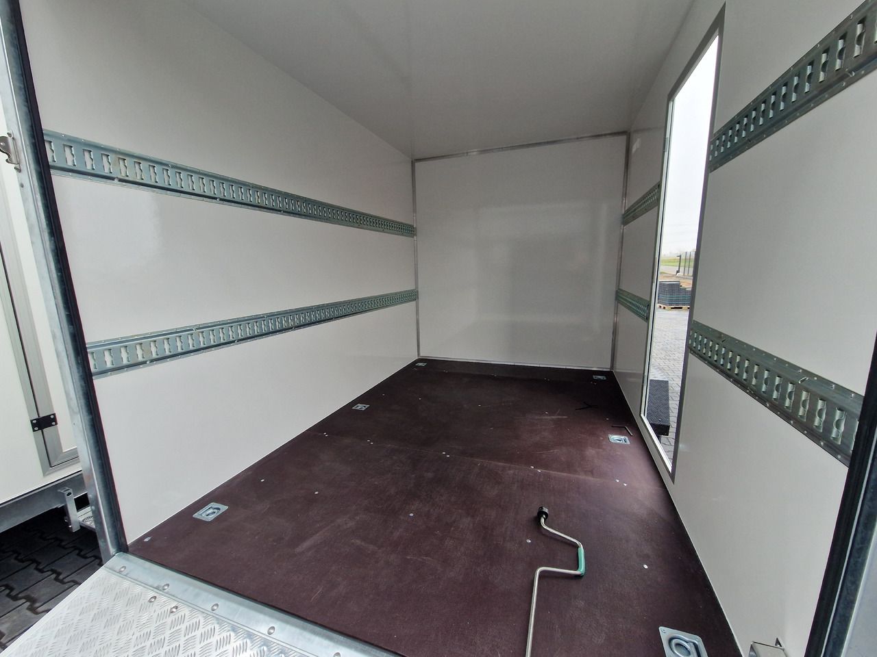 Koffer Sport Camp TFS 550.01 550x200x210cm Laderaum ST & Wohnabteil 2700kg - Ρυμουλκούμενο τροχόσπιτο: φωτογραφία 5 Koffer Sport Camp TFS 550.01 550x200x210cm Laderaum ST & Wohnabteil 2700kg - Ρυμουλκούμενο τροχόσπιτο: φωτογραφία 5