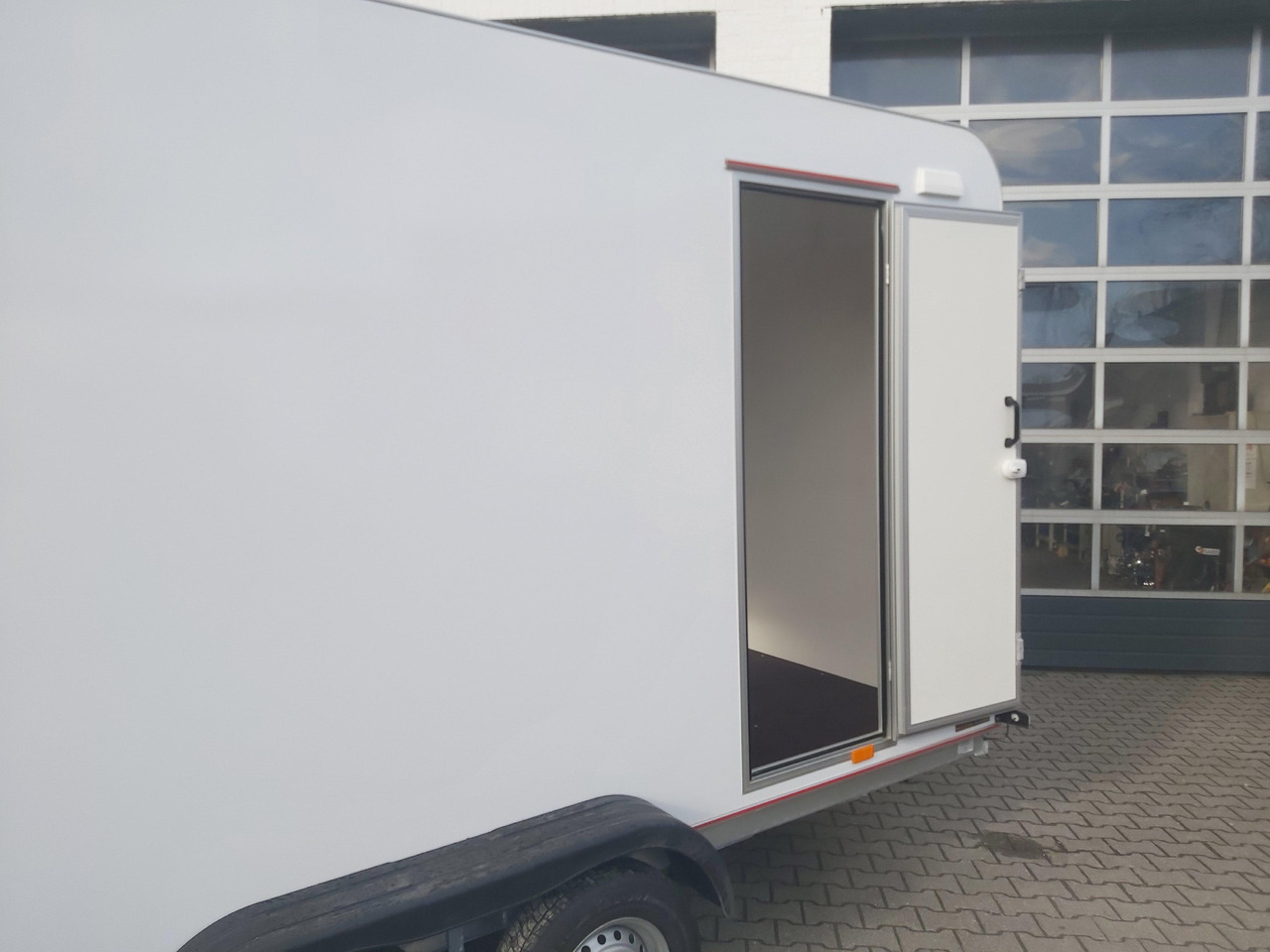 Koffer TFS 420T.01 2700 420x200x210cm aero Heckrampe Seitentür Licht (XL) 100km/H 2700kg Modell 2024 - Ρυμούλκα κόφα: φωτογραφία 4 Koffer TFS 420T.01 2700 420x200x210cm aero Heckrampe Seitentür Licht (XL) 100km/H 2700kg Modell 2024 - Ρυμούλκα κόφα: φωτογραφία 4