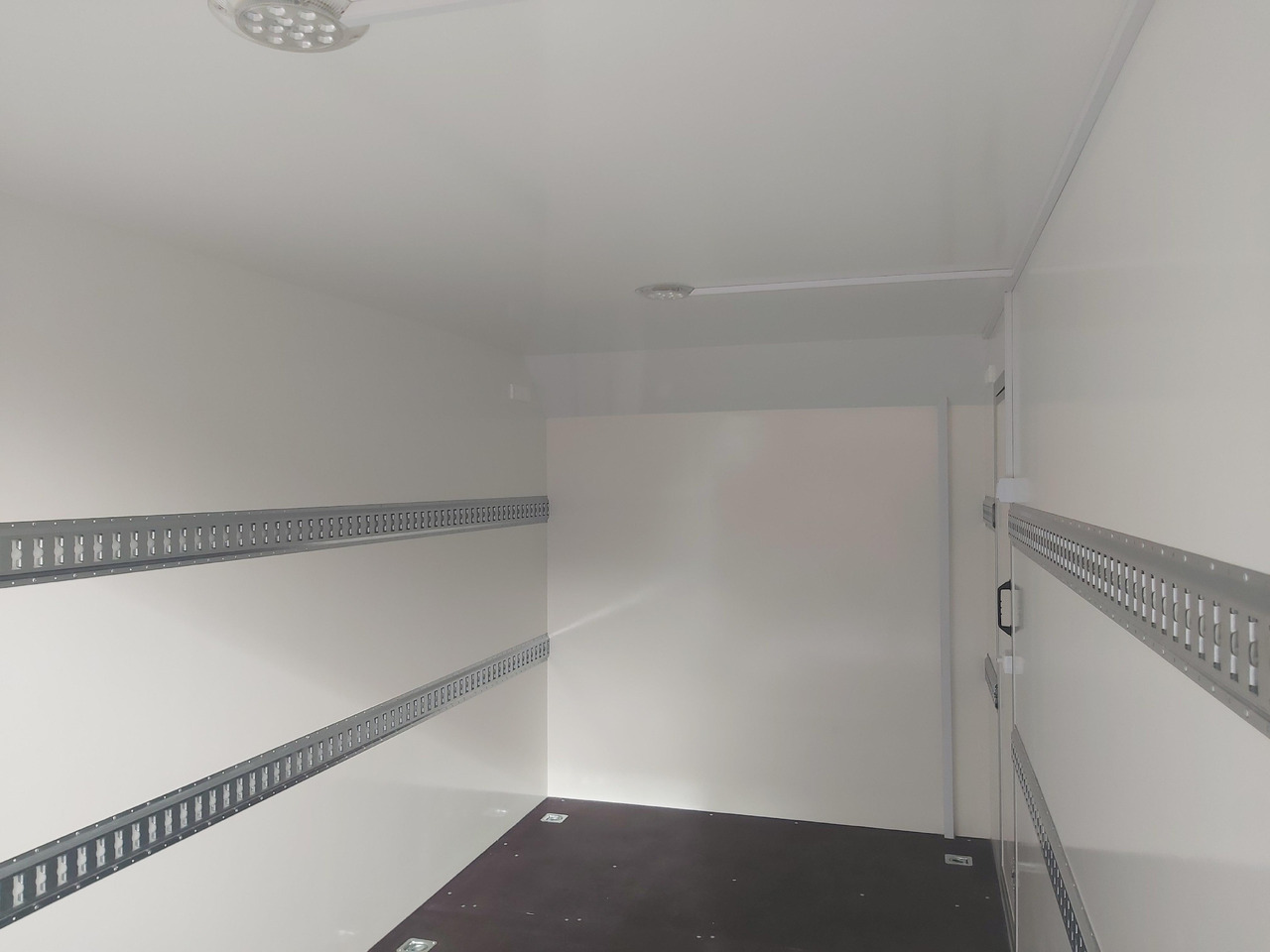 Koffer TFS 420T.01 2700 420x200x210cm aero Heckrampe Seitentür Licht (XL) 100km/H 2700kg Modell 2024 - Ρυμούλκα κόφα: φωτογραφία 5 Koffer TFS 420T.01 2700 420x200x210cm aero Heckrampe Seitentür Licht (XL) 100km/H 2700kg Modell 2024 - Ρυμούλκα κόφα: φωτογραφία 5