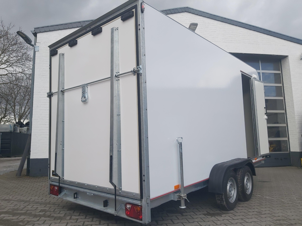 Koffer TFS 420T.01 2700 420x200x210cm aero Heckrampe Seitentür Licht (XL) 100km/H 2700kg Modell 2024 - Ρυμούλκα κόφα: φωτογραφία 3 Koffer TFS 420T.01 2700 420x200x210cm aero Heckrampe Seitentür Licht (XL) 100km/H 2700kg Modell 2024 - Ρυμούλκα κόφα: φωτογραφία 3