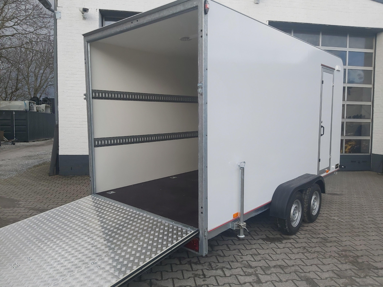 Koffer TFS 420T.01 2700 420x200x210cm aero Heckrampe Seitentür Licht (XL) 100km/H 2700kg Modell 2024 - Ρυμούλκα κόφα: φωτογραφία 1 Koffer TFS 420T.01 2700 420x200x210cm aero Heckrampe Seitentür Licht (XL) 100km/H 2700kg Modell 2024 - Ρυμούλκα κόφα: φωτογραφία 1